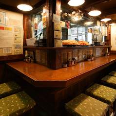 厨房を囲むL字型のカウンター席は、天下鶏の息吹を最も近くで感じられる場所です。目の前で一串ずつ丁寧に塩を振り、炭火で焼き上げる職人の手さばき、そして立ち上がる香ばしい煙。木目の温もりに包まれながら、お一人で静かに、あるいは大切な方と肩を並べて、焼きたての一串と銘酒を愉しむ贅沢なひとときが楽しめます。