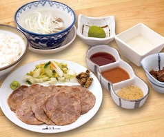 【数量限定】牛まるたんと麦とろ定食 8枚