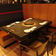 ゆったりとした半ソファー席です。