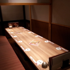 靴を脱ぎたくない人必見！　なんと１２名様まで一緒に座れるテーブル席があります♪　最大６名様が向い合せでお座りいただけます！　※画像は船橋競馬場前店