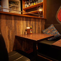 【2名テーブル席】デートや記念日、気軽なお食事にも使えるテーブル席。カラフルで独特な雰囲気がありながら、どこか落ち着きを感じる店内をゆっくりお楽しみください。