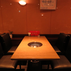 4名様用のテーブル席。蒲田でうまい焼肉を味わいたい方は是非慶州苑へ！歓迎会・忘年会・会社宴会等でのご利用はもちろん、友人やご家族の方ともお越し下さい！