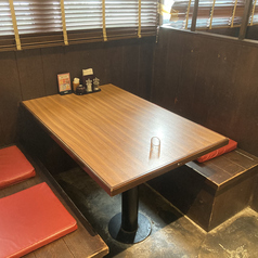 4名様までのテーブルブース席。お隣とは区切られています。