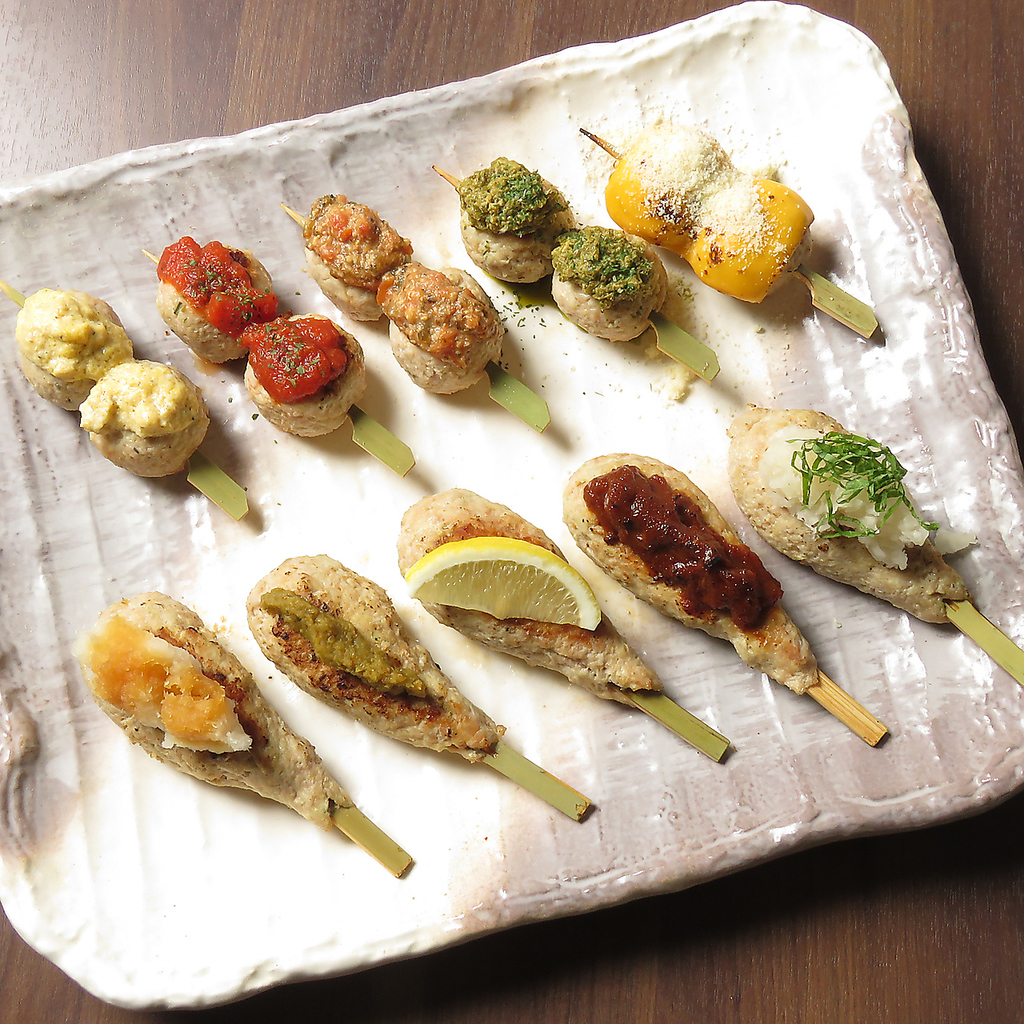 秘伝のタレで焼き上げた自家製つくね。ふっくらジューシーでお酒との相性抜群の人気メニュー