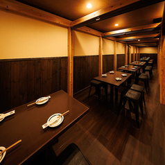 半個室席と半個室席の壁を取り外す事によって人数に合わせた変幻自在な個室空間を作ることが出来ます。ご案内可能!!周りを気にせず賑やかなご宴会をお楽しみ下さい。