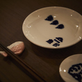 魚松のロゴが入った小皿など思わずカメラで撮りたくなるポイントがいっぱい！落ち着いた雰囲気の店内でごゆっくりお楽しみいただけます！