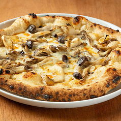 トリュフ香るきのことベーコンのピザ