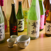 【福岡地酒10種付き3時間飲み放題コースあり！】福岡の地酒も楽しめる3時間飲み放題付き、九州の旨いを贅沢に味わう至極のコースは、ヤリイカの活き造りや熊本名物の霜降り馬刺し、宮崎牛ロースのすき焼き、車海老と旬野菜の天麩羅、小名浜伴助の縞ほっけなど料理内容が豪華！コースページをCHECK★