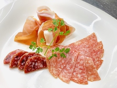 生ハムと生サラミの盛り合わせ