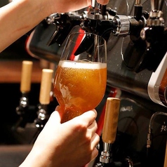 タップから注がれる19種のクラフトビールが楽しめる！