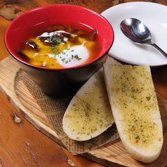 赤ワインが進む！八丁味噌が隠し味の【和風デミ牛すじ煮込み】ガーリックトースト付きで女性にも大人気！◎の写真