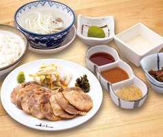 豚まるたんと麦とろ定食 8枚