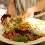 京橋駅　徒歩3分！駅近＆激ウマ【炭火とワイン　京橋店】