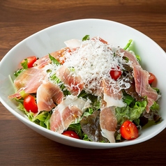 切り立て生ハムのサラダ～発酵レモンと玉葱のドレッシング～
