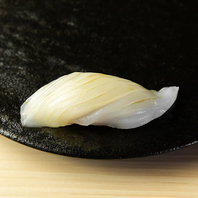 市場直送の店主自ら目利きした旬の鮮魚を寿司で愉しめる