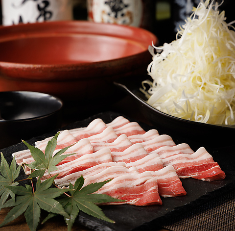 鹿児島産の厳選した豚肉を水魚自慢の出汁で葱と一緒にお召し上がりください。