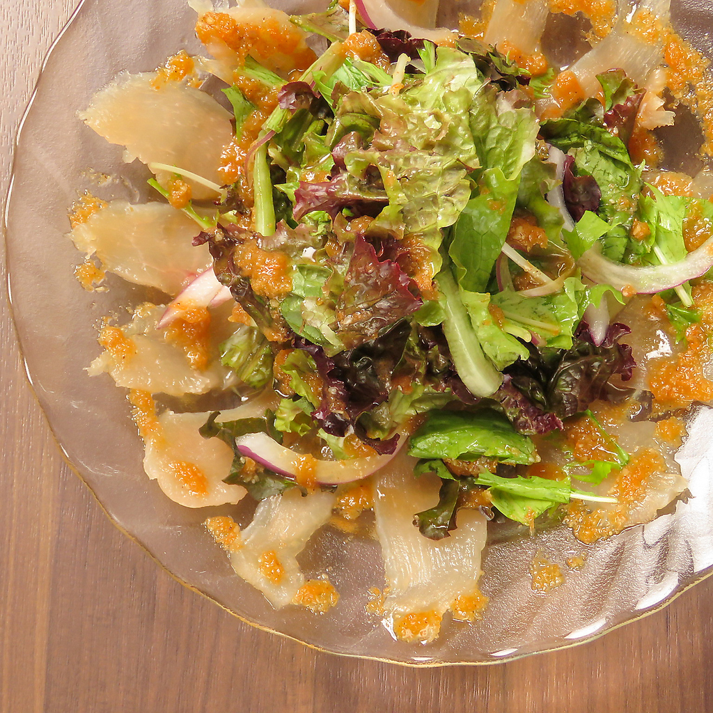 新鮮野菜をたっぷり使用した彩りサラダ。自家製ドレッシングでさっぱりとお楽しみください