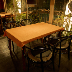 落ち着いた雰囲気の4名掛けテーブルは、ゆったりと会話を楽しみたいシーンにぴったり。気の合う友人との食事会や同僚との食事、家族での団らんなど、幅広く利用できます。テーブル同士をつなげればグループ宴会にも対応でき、少人数から中規模まで柔軟に使える心地よい空間です。