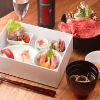 豪華な和牛すき焼きと新鮮な旬の鮨を同時に堪能できる
