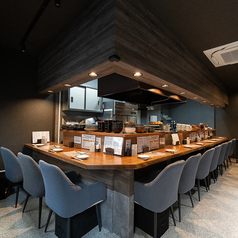 カウンターが１名×１０席あります。柔らかな光が灯るシックなカウンターは、職人の手仕事が間近で楽しめるライブ感溢れる特等席。木の温もりに包まれ肩を並べれば、二人の距離も自然と深まります。目利きした旬の逸品と、お好みに合わせて取り寄せた美酒を心ゆくまで愉しむ、大人の贅沢を。