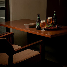 NYのレストランをイメージした店内は、洗練されたおしゃれな空間です。広々とした造りで、ゆったりとくつろげる雰囲気が魅力。都会的ながらも落ち着いた、居心地の良い時間をお過ごしいただけます。