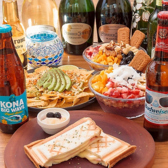 きめ細やかな泡が立ちのぼるシャンパンは、当店が自信をもっておすすめする一杯。軽やかな酸味と華やかな香りがどんな料理にも寄り添い、テーブルを一瞬で上質な時間へと引き上げます。特別な日にも、何気ない日にも、心をほどくような贅沢を。