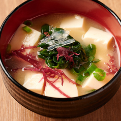 ライス大盛り無料やサイドメニューなどサービスも充実！