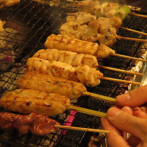 1本1本丁寧に焼き上げたこだわりの炭火焼鳥と釜飯が味わえるお店