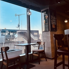 ゆったりと過ごせる2名様用のテーブル席は、開放感がありながらも、周りとほどよい距離感で落ち着けるつくり。気取らず会話を楽しめる空間は、デートやちょっとした食事にもぴったりです。目の前で焼き上がる鉄板焼きを、ゆっくり味わいながらお過ごしください。