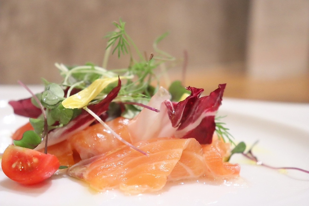 新鮮な魚を使った見た目にも美しい鮮魚のカルパッチョ。その他にも様々な前菜をご用意しております。