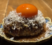 鉄板で焼き上げる熟練の技と香ばしい香りに包まれる