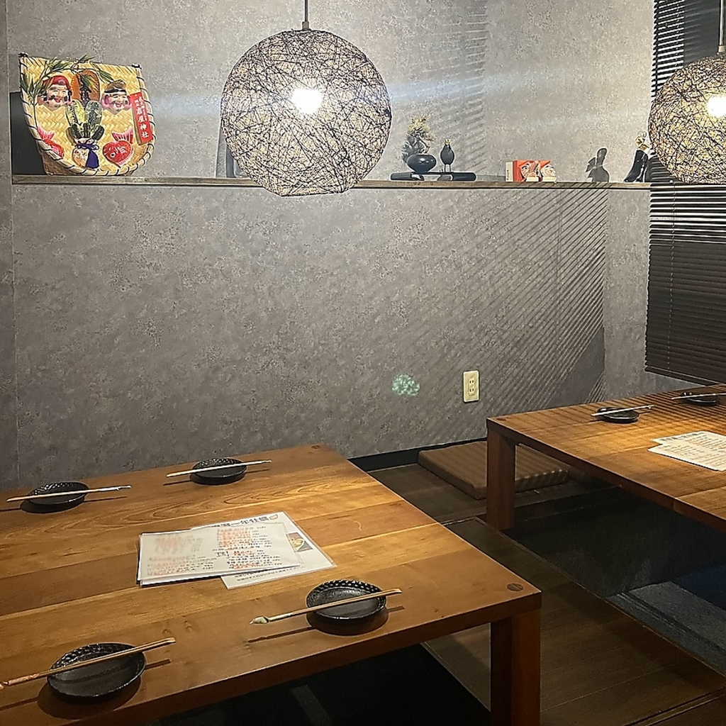 当店は落ち着いた雰囲気の店内作りにこだわっています。ほっこりできる空間で、心地よいひとときを！