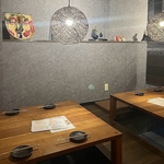 当店は落ち着いた雰囲気の店内作りにこだわっています。ほっこりできる空間で、心地よいひとときを！