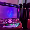 《ライブDAM》全席OK！カウンター席やテーブル席で食事をしながら、ホール全体で楽しむスタイル。音楽が流れ始めると周りの人も思わずノリノリに！