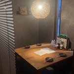 ロールスクリーンで仕切られた掘りごたつ席はプライベート感があり、特別な雰囲気となっております。