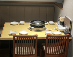 離れた感じで4名様用のお席をご用意しております。ご家族で食べたい、2人で静かに食べたい時など色々シーンでご利用いただけます。各テーブルは事故防止のためテーブルの足を床に固定していますので軽くぶつかった程度では動かないように設計しております。