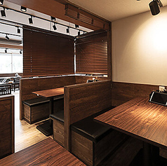 窓から光が差し込む、明るい半個室は、適度なプライベート感を保ちつつ、開放感も感じられます♪少人数でのご利用にぴったりです◎