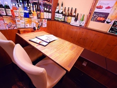 普段のテーブル席は4名席×3、2名席×1でレイアウト。大人数の飲み会にも対応できます！