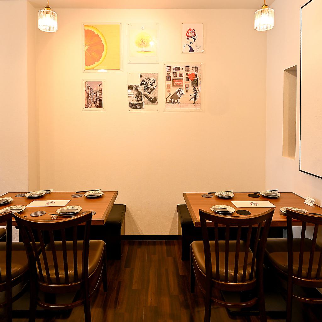 落ち着いた照明と洗練されたインテリアが彩るオシャレな空間。デートや女子会にもぴったり