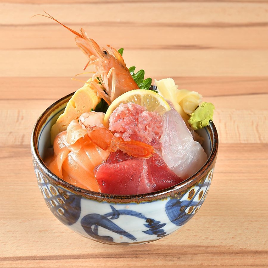 【豪華 海鮮丼】ボリューム満点＆新鮮な魚介がたっぷり乗った贅沢な海鮮丼をぜひご堪能ください！