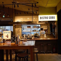ガレーラフードマーケット立川入口スグにあるBISTRO SOBUは、居心地の良いカジュアル空間。木目が美しいテーブル席では親しい仲間と楽しい会話が弾みます。洋食酒場らしい解放感のある店内で、自慢の一品とワインをお楽しみいただけます。