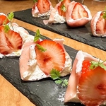 あまおう苺マスカルポーネ生ハム包み（期間限定）など、見た目も映える逸品の数々！