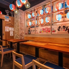 【広々】テーブル4人×6席仲間との飲み会やプチ宴会に最適なテーブル席！最大8名まで、テーブルを繋げてお楽しみいただけます。