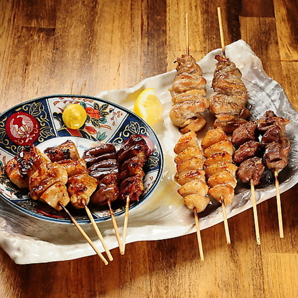 大ぶりの炭火焼鳥とご一緒に、80種以上取り揃える豊富なドリンクをお楽しみください！