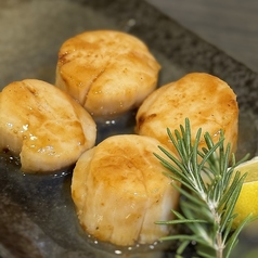 厳選魚介の旨味！絶品のホタテ貝柱のバターソテー◎の写真