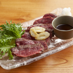 【贅沢な肉の旨味がたまらない】居酒屋来多郎がお届けする至高の肉料理です♪「牛ヒレたたき」1700円(税込)の写真