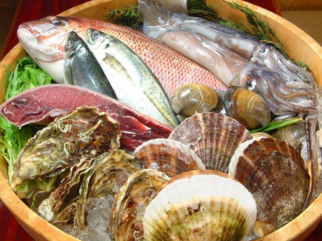 店内はワイワイとした雰囲気で、魚市場の感じがとっても楽しい☆