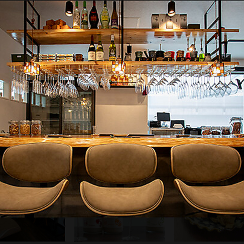 木の温もり感じるカウンター席。居心地の良い空間で、ゆったりとした時間をお過ごしください