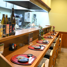 お一人様でのちょい飲みや、デートでのご利用にもぴったりなカウンター席をご用意しております。目の前で繰り広げられる調理の様子を眺めながら、こだわりの手作り料理を味わうひとときは格別。お客様それぞれのスタイルで、心地よい時間をお過ごしいただけます。