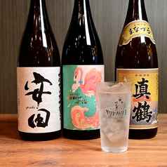 職人の巧みな調理技術を目の前で見れるカウンター席完備